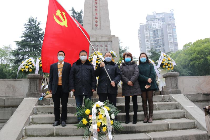湘北汽運(yùn)黨支部主題黨日活動，緬懷抗日英烈，祭掃墓地，敬獻(xiàn)花籃。