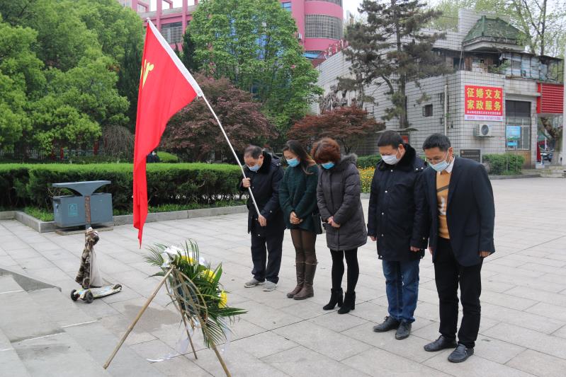 湘北汽運(yùn)黨支部主題黨日活動，緬懷抗日英烈，祭掃墓地，敬獻(xiàn)花籃。